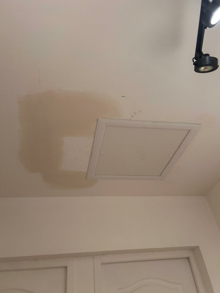 pose d'une trappe plafond bordeaux