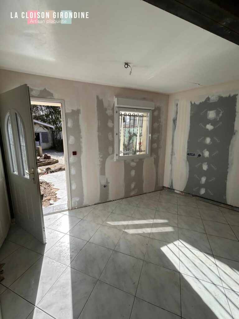 Photo représentant une reconstruction en laine de verre avec placo habito pour les futurs meubles de cuisine. Réalisé par La Cloison Girondine, BORDEAUX, Bègles