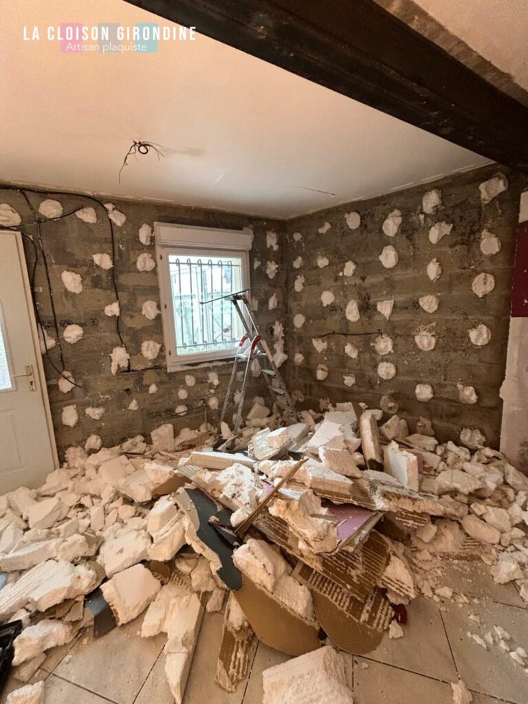 Photo représentant une démolition d'un doublage collé en polystyrène car infesté de souris. Réalisé par la Cloison Girondine à Bordeaux, Bègles