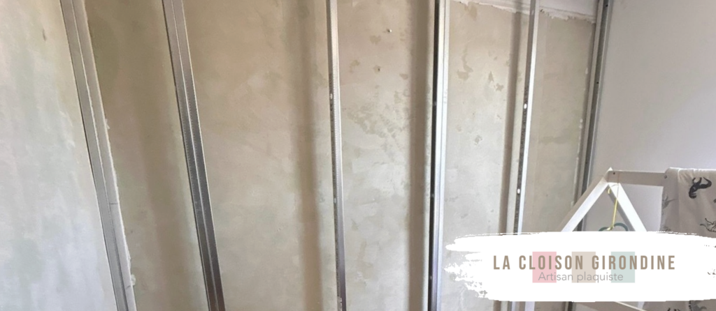 Une cloison en ossature métallique réalisée par La Cloison Girondine pour compensé un mur pas droit