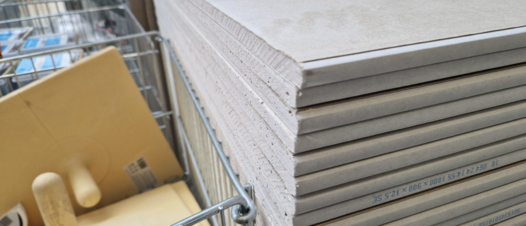 Image libre de droit par Pablo Fernandez, utilisation pour l'article "Plaques de plâtre : comprendre les différents formats" par La Cloison Girondine